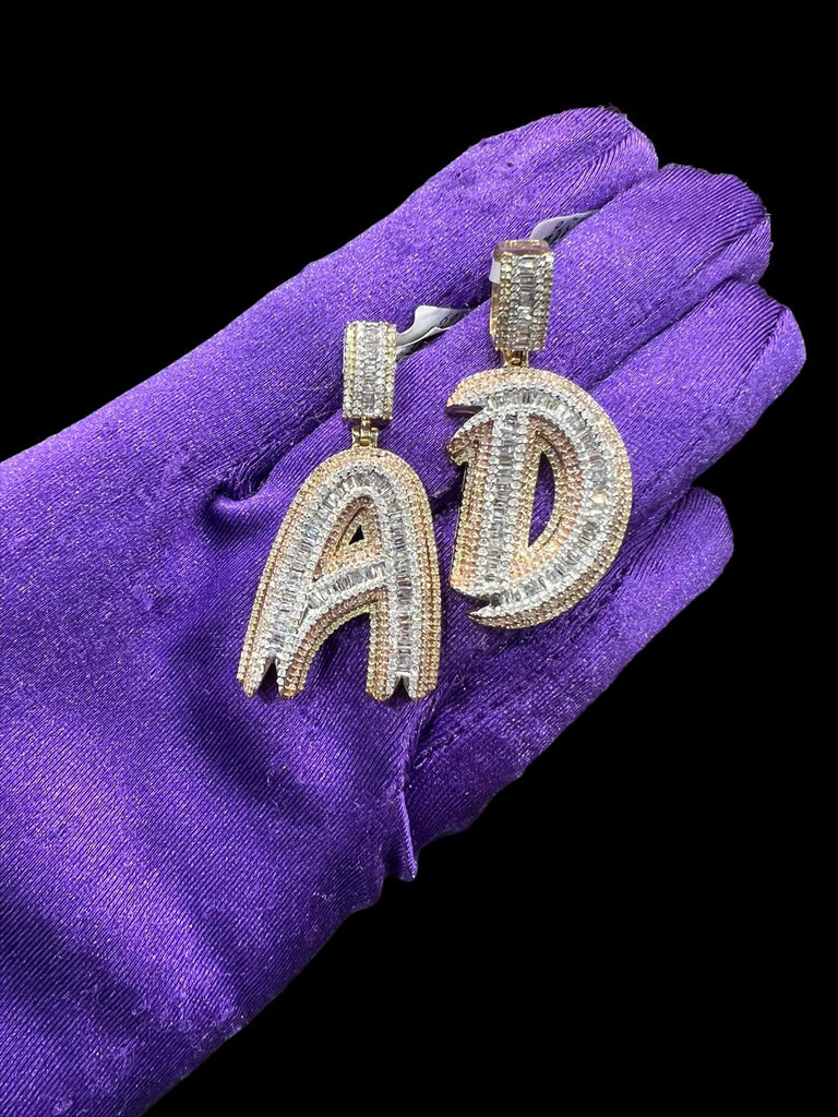 Colgantes con iniciales de diamantes de tres tonos con cadena