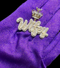 Cargar imagen en el visor de la galería, Colgante Wifey con Cadena